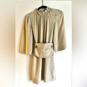 Beautiful linen dress w/ ruffled collar, puffy 3/4 sleeves, & optional belt bag.